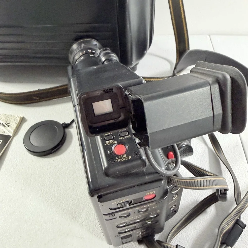 JVC‎ GR-S55U S-VHS  VHSC Camcorder Video Camera W/ Hard Case POWERS ON READ